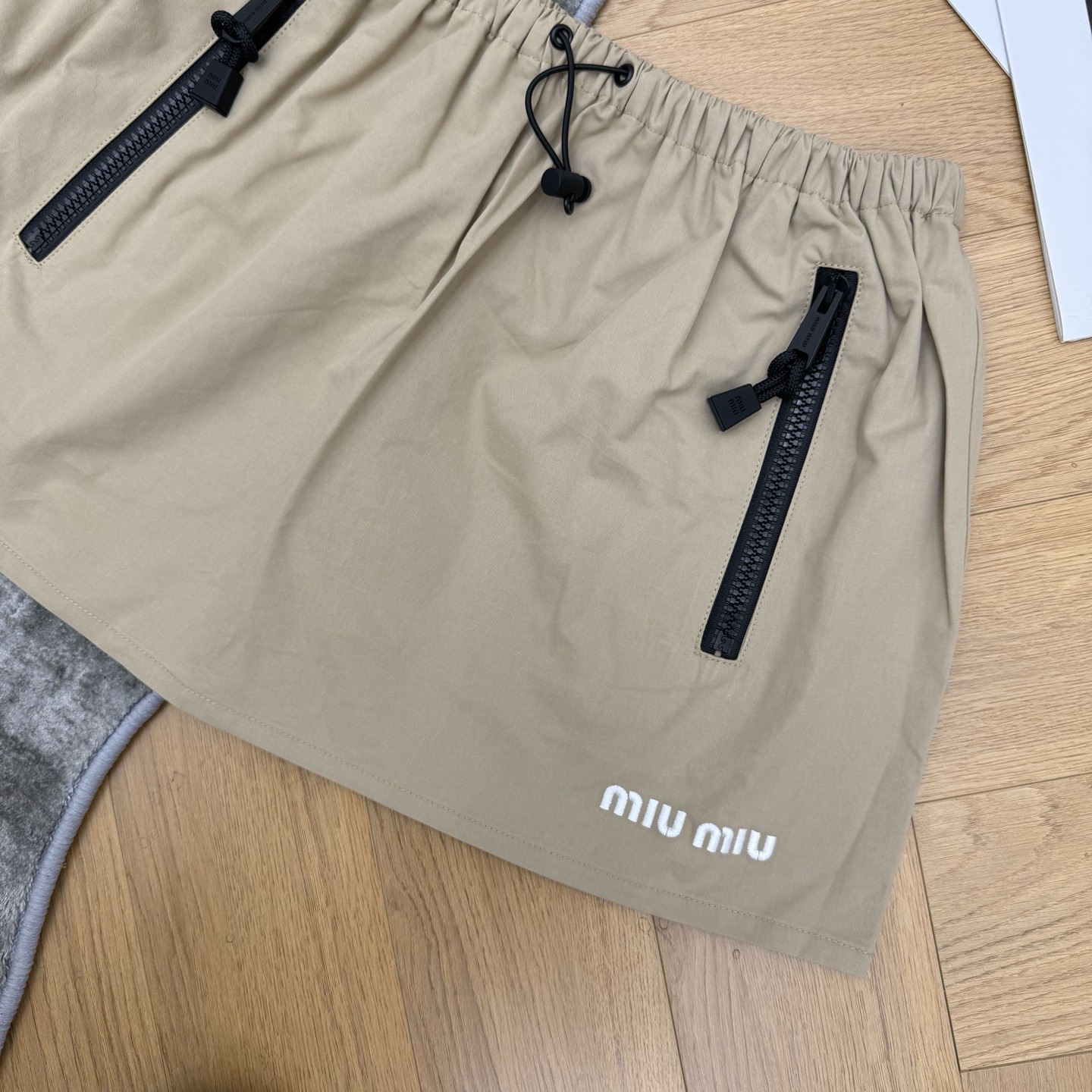 Miu家 26早秋新款 卡其色工装半裙，高品质棉质面料，透气又舒适，夏天早秋穿都合适！松紧腰+抽绳设计，随心调节，黑色拉