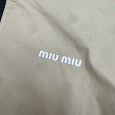 Miu家 26早秋新款 卡其色立领夹克外套!温暖的卡其色调自带高级复古滤镜,采用利落的立领拉链设计,搭配精致的白色“MI Miu家 26早秋新款 卡其色立领夹克外套!温暖的卡其色调自带高级复古滤镜,采用利落的立领拉链设计,搭配精致的白色“MI