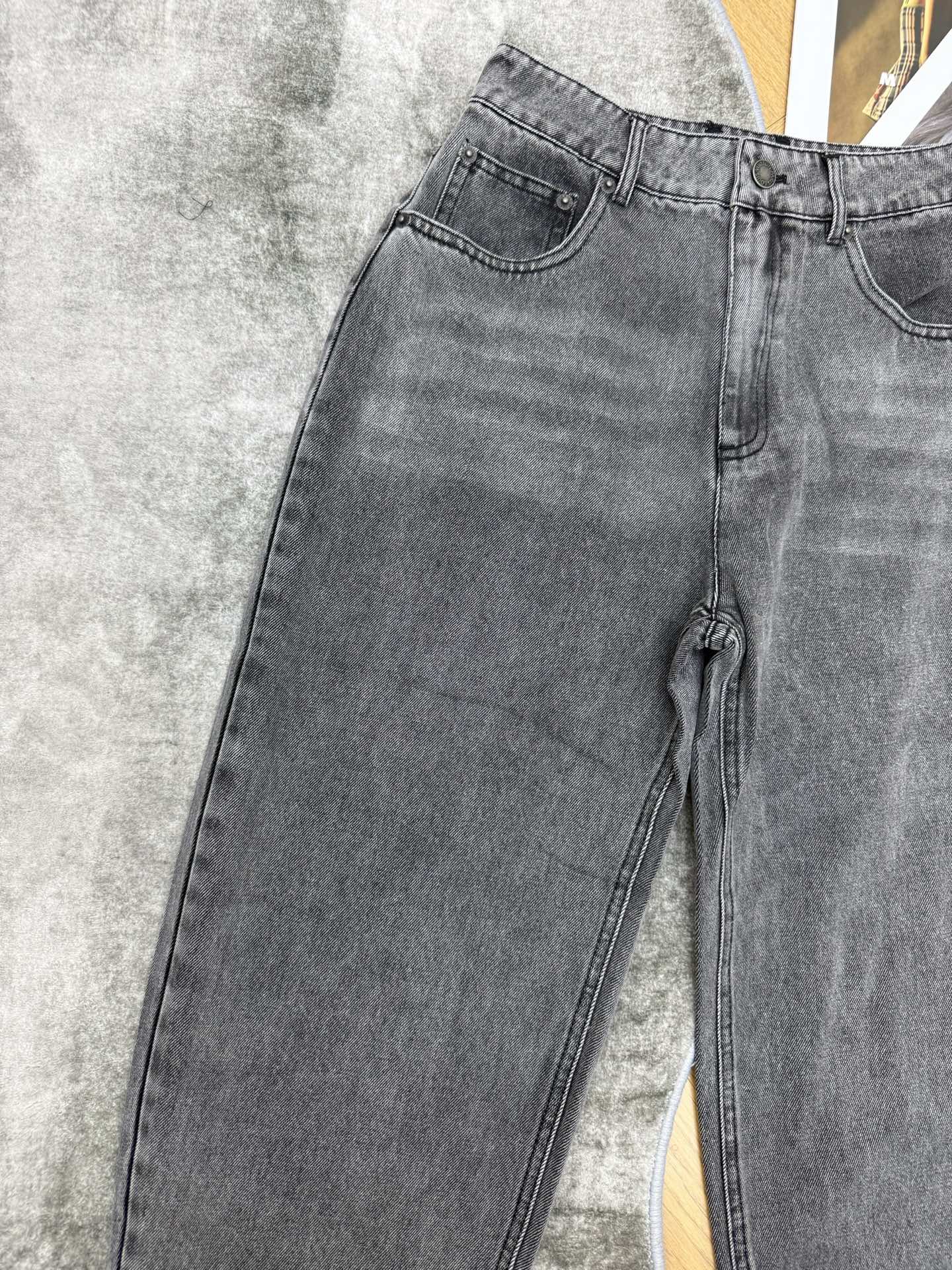 L家 26早秋新款 烟灰色高腰牛仔裤 复古烟灰牛仔水洗棉耐磨舒适 自带做旧高级质感 高腰剪裁拉高腰线 宽松萝卜裤型 巧妙