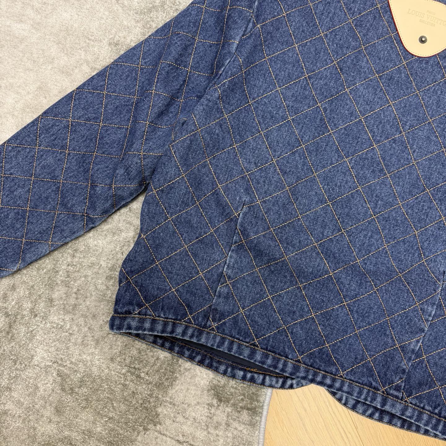 L家 26早秋新款 菱格牛仔外套 水洗牛仔棉面料挺括有型 复古圆领简约大方 精致金属单排扣开合 穿脱方便 整件采用菱格压