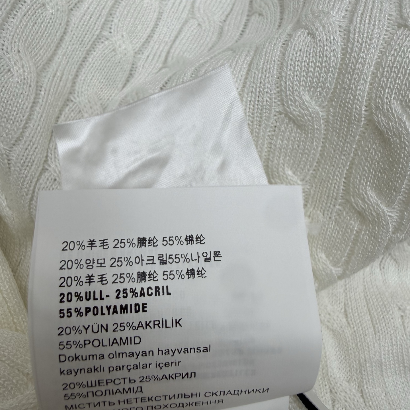 Miu家 26早秋新款 挂脖针织连衣裙，复古麻花纹理，挂脖系带设计，露出精致锁骨，胸前品牌织标点缀，简约又有辨识度，A字