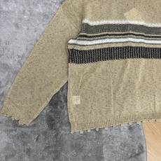 LW家 26早秋新款 毛边V领针织上衣,复古撞色条纹拼接设计,层次氛围感拉满,领口、下摆、袖口做毛边流苏剪裁,随性松弛感 LW家 26早秋新款 毛边V领针织上衣,复古撞色条纹拼接设计,层次氛围感拉满,领口、下摆、袖口做毛边流苏剪裁,随性松弛感