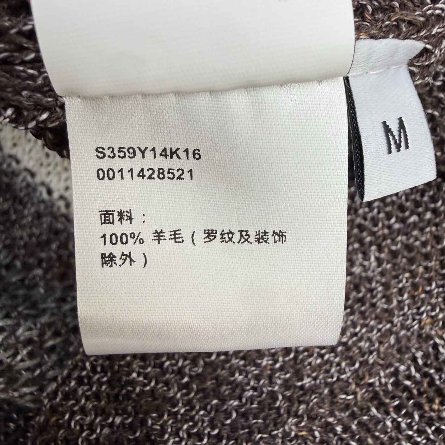 LW家 26早秋新款 毛边V领针织上衣,复古撞色条纹拼接设计,层次氛围感拉满,领口、下摆、袖口做毛边流苏剪裁,随性松弛感 LW家 26早秋新款 毛边V领针织上衣,复古撞色条纹拼接设计,层次氛围感拉满,领口、下摆、袖口做毛边流苏剪裁,随性松弛感