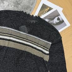 LW家 26早秋新款 毛边V领针织上衣,复古撞色条纹拼接设计,层次氛围感拉满,领口、下摆、袖口做毛边流苏剪裁,随性松弛感 LW家 26早秋新款 毛边V领针织上衣,复古撞色条纹拼接设计,层次氛围感拉满,领口、下摆、袖口做毛边流苏剪裁,随性松弛感