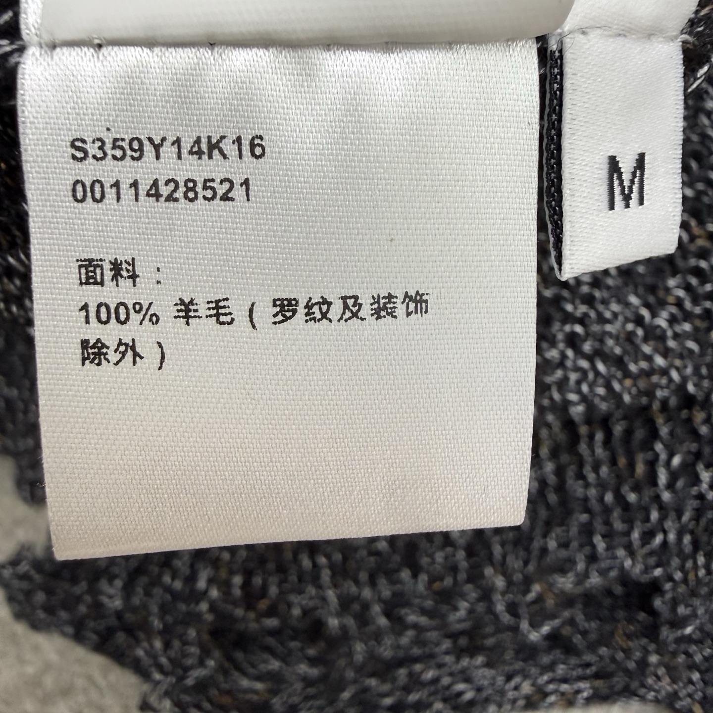 LW家 26早秋新款 毛边V领针织上衣,复古撞色条纹拼接设计,层次氛围感拉满,领口、下摆、袖口做毛边流苏剪裁,随性松弛感 LW家 26早秋新款 毛边V领针织上衣,复古撞色条纹拼接设计,层次氛围感拉满,领口、下摆、袖口做毛边流苏剪裁,随性松弛感