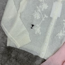 D家 26早秋新款 花卉刺绣薄针织开衫🌸圆领单排扣设计,通透镂空针织面料,轻盈透气,立体花卉刺绣点缀衣身,搭配经典小蜜蜂 D家 26早秋新款 花卉刺绣薄针织开衫🌸圆领单排扣设计,通透镂空针织面料,轻盈透气,立体花卉刺绣点缀衣身,搭配经典小蜜蜂