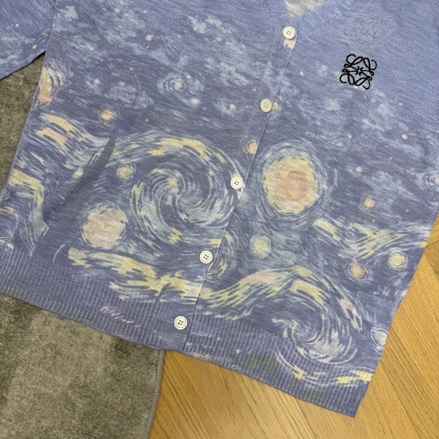 LW 26早秋新款 梵高星月夜印花针织开衫🌌艺术感拉满的一件!上半部分纯色雾霾蓝针织,下摆渐变融入梵高经典漩涡印花,V领 LW 26早秋新款 梵高星月夜印花针织开衫🌌艺术感拉满的一件!上半部分纯色雾霾蓝针织,下摆渐变融入梵高经典漩涡印花,V领