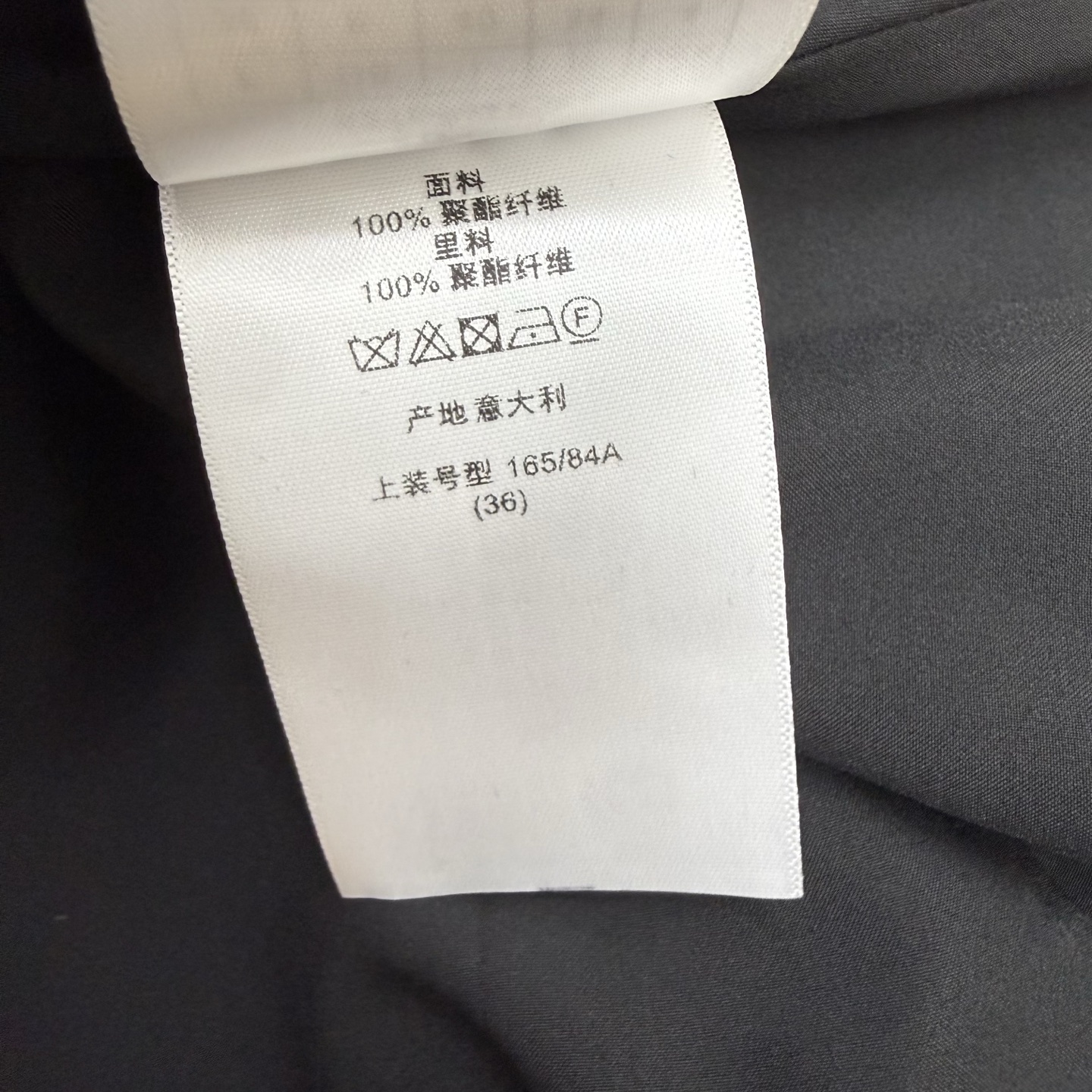 D家 26早秋新款 黑色短款外套 黑色丝绒自带细腻柔光 质感高级简约圆领利落大方 门襟排列精致水钻蝴蝶结纽扣 精致吸睛 