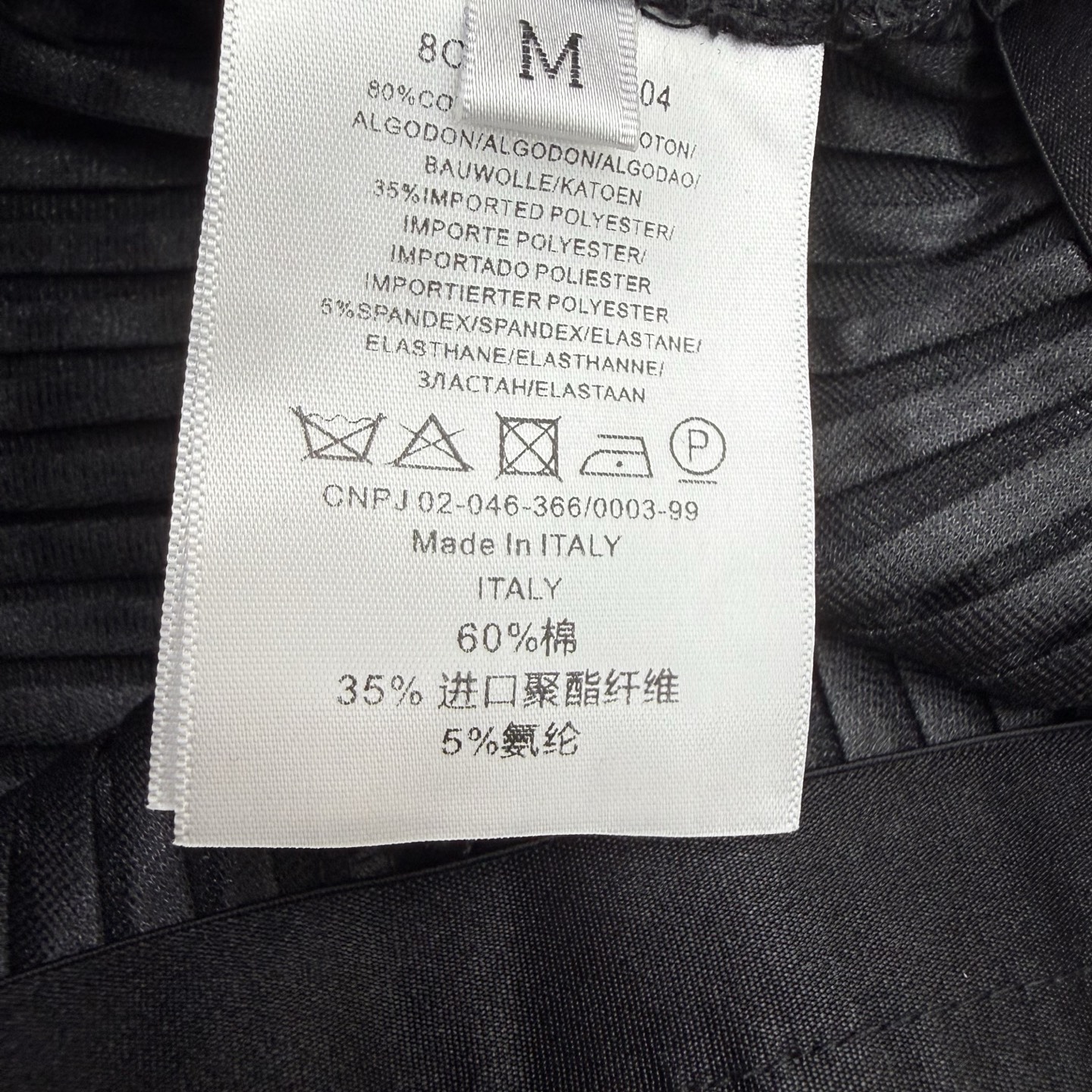 D家 26早秋新款 高腰百褶半长裙 面料顺滑舒适 腰头精致金属小标点缀 低调提升精致感 整齐细密的压褶工艺 垂坠飘逸不易