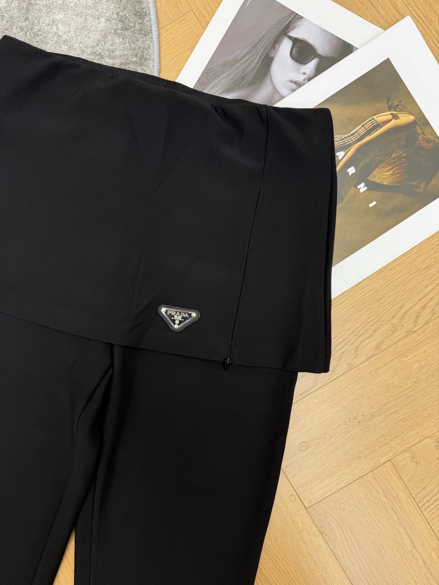 PD家 26早秋新款 高腰假两件长裤 垂顺有弹力的面料 上身舒适不紧绷 自带叠穿层次感 腰侧三角logo点缀精致 细节感