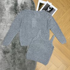 D家 26早秋新款 小蜜蜂刺绣针织两件套🩶V领单排扣针织开衫+同系列U领吊带套装,细腻竖坑条针织面料,轻薄软糯,亲肤透气 D家 26早秋新款 小蜜蜂刺绣针织两件套🩶V领单排扣针织开衫+同系列U领吊带套装,细腻竖坑条针织面料,轻薄软糯,亲肤透气