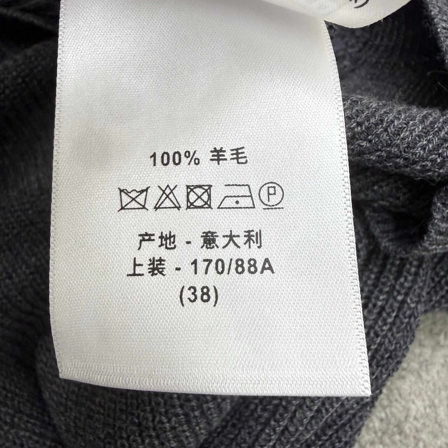 D家 26早秋新款 小蜜蜂刺绣针织两件套🩶V领单排扣针织开衫+同系列U领吊带套装，细腻竖坑条针织面料，轻薄软糯，亲肤透气