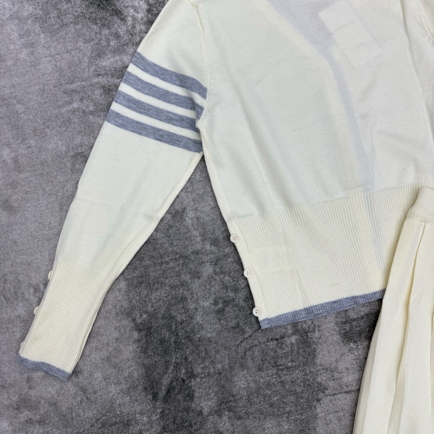 TB家 26早秋新款 学院风针织套装✨V领撞色包边开衫，经典四道杠标识，袖口纽扣细节感满满，高腰百褶半裙，A字版型，藏肉