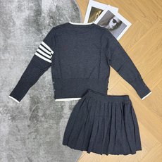 TB家 26早秋新款 学院风针织套装✨V领撞色包边开衫,经典四道杠标识,袖口纽扣细节感满满,高腰百褶半裙,A字版型,藏肉 TB家 26早秋新款 学院风针织套装✨V领撞色包边开衫,经典四道杠标识,袖口纽扣细节感满满,高腰百褶半裙,A字版型,藏肉