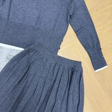 TB家 26早秋新款 学院风针织套装✨V领撞色包边开衫,经典四道杠标识,袖口纽扣细节感满满,高腰百褶半裙,A字版型,藏肉 TB家 26早秋新款 学院风针织套装✨V领撞色包边开衫,经典四道杠标识,袖口纽扣细节感满满,高腰百褶半裙,A字版型,藏肉