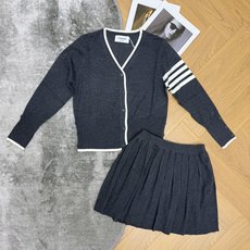 TB家 26早秋新款 学院风针织套装✨V领撞色包边开衫,经典四道杠标识,袖口纽扣细节感满满,高腰百褶半裙,A字版型,藏肉 TB家 26早秋新款 学院风针织套装✨V领撞色包边开衫,经典四道杠标识,袖口纽扣细节感满满,高腰百褶半裙,A字版型,藏肉