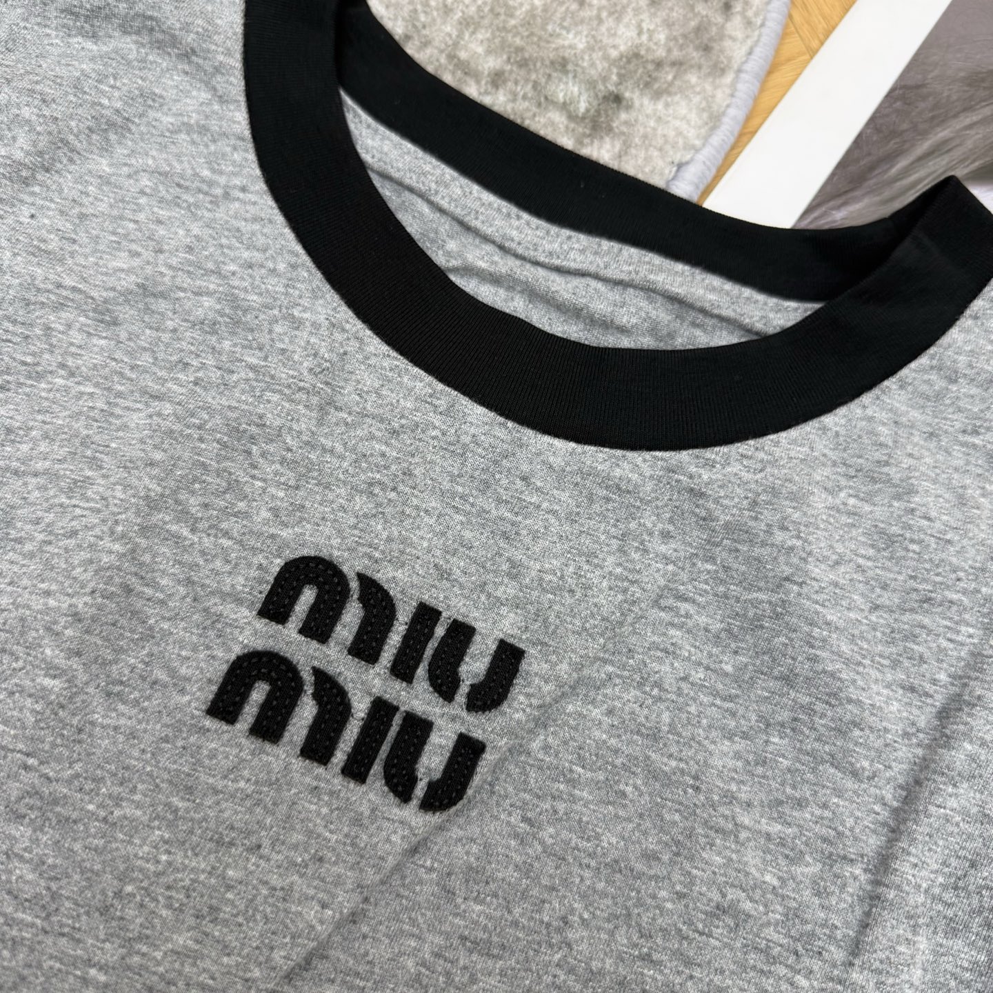 Miu家 26早秋新款 长袖撞色圆领上衣,前胸本身布贴布触感非常细腻,宽松版型+经典刺绣,简约配色自带松弛氛围感。胸前立 Miu家 26早秋新款 长袖撞色圆领上衣,前胸本身布贴布触感非常细腻,宽松版型+经典刺绣,简约配色自带松弛氛围感。胸前立