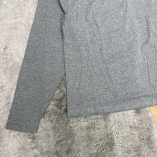 Miu家 26早秋新款 长袖撞色圆领上衣,前胸本身布贴布触感非常细腻,宽松版型+经典刺绣,简约配色自带松弛氛围感。胸前立 Miu家 26早秋新款 长袖撞色圆领上衣,前胸本身布贴布触感非常细腻,宽松版型+经典刺绣,简约配色自带松弛氛围感。胸前立