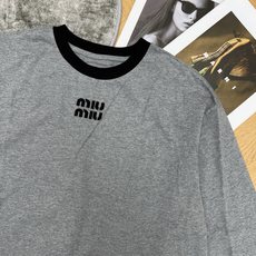 Miu家 26早秋新款 长袖撞色圆领上衣,前胸本身布贴布触感非常细腻,宽松版型+经典刺绣,简约配色自带松弛氛围感。胸前立 Miu家 26早秋新款 长袖撞色圆领上衣,前胸本身布贴布触感非常细腻,宽松版型+经典刺绣,简约配色自带松弛氛围感。胸前立