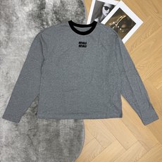 Miu家 26早秋新款 长袖撞色圆领上衣,前胸本身布贴布触感非常细腻,宽松版型+经典刺绣,简约配色自带松弛氛围感。胸前立 Miu家 26早秋新款 长袖撞色圆领上衣,前胸本身布贴布触感非常细腻,宽松版型+经典刺绣,简约配色自带松弛氛围感。胸前立