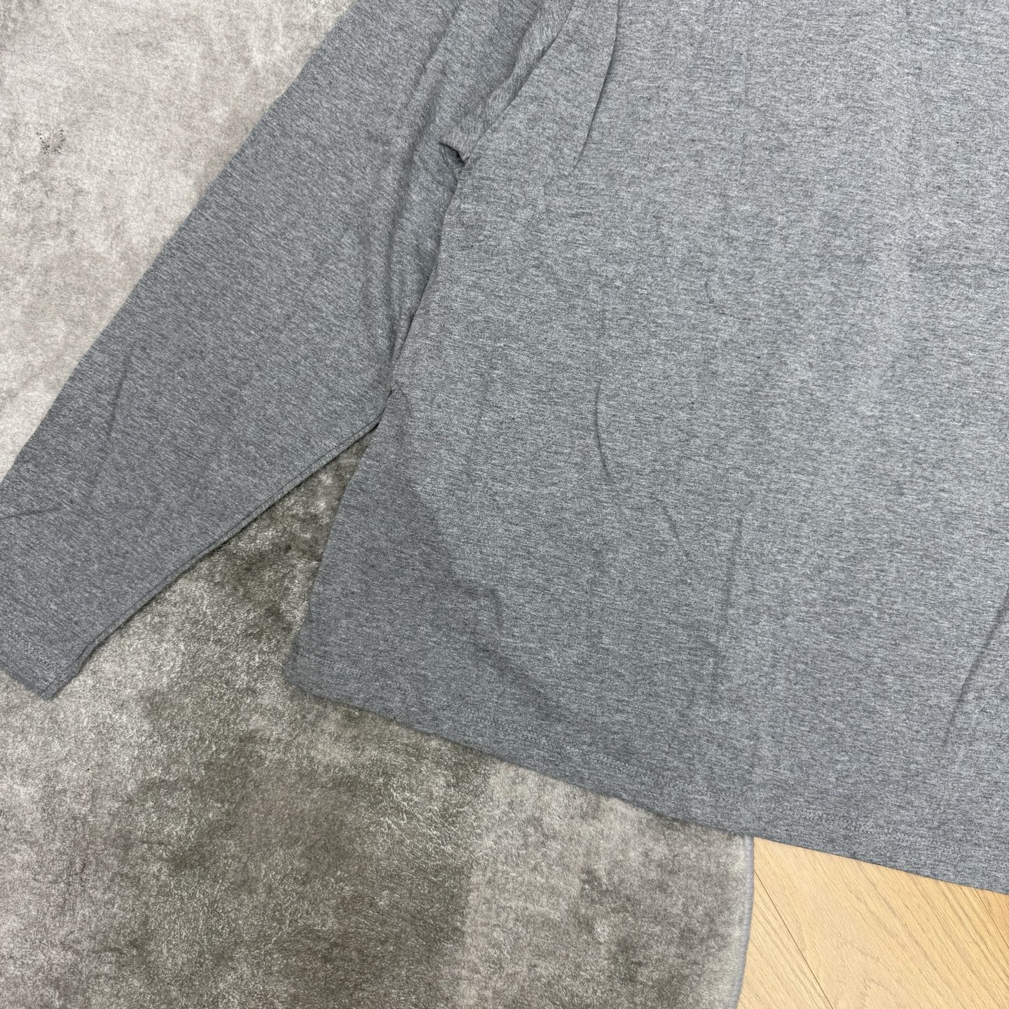 Miu家 26早秋新款 长袖撞色圆领上衣,前胸本身布贴布触感非常细腻,宽松版型+经典刺绣,简约配色自带松弛氛围感。胸前立 Miu家 26早秋新款 长袖撞色圆领上衣,前胸本身布贴布触感非常细腻,宽松版型+经典刺绣,简约配色自带松弛氛围感。胸前立