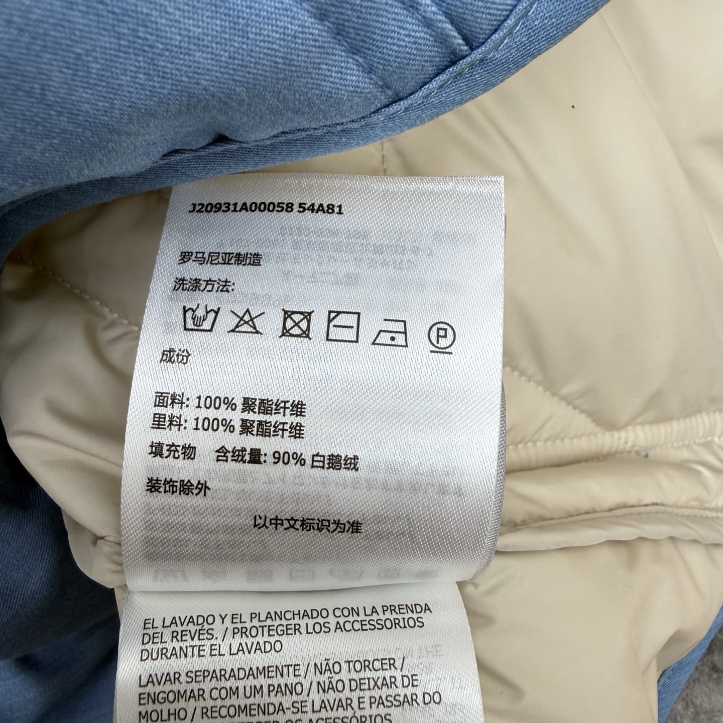 蒙口 26秋冬新款 拉链纽扣羽绒马甲，经典立领羽绒马甲短款利落剪裁，90白鹅绒填充，双工装口袋兼顾颜值与实用，细腻绗缝锁