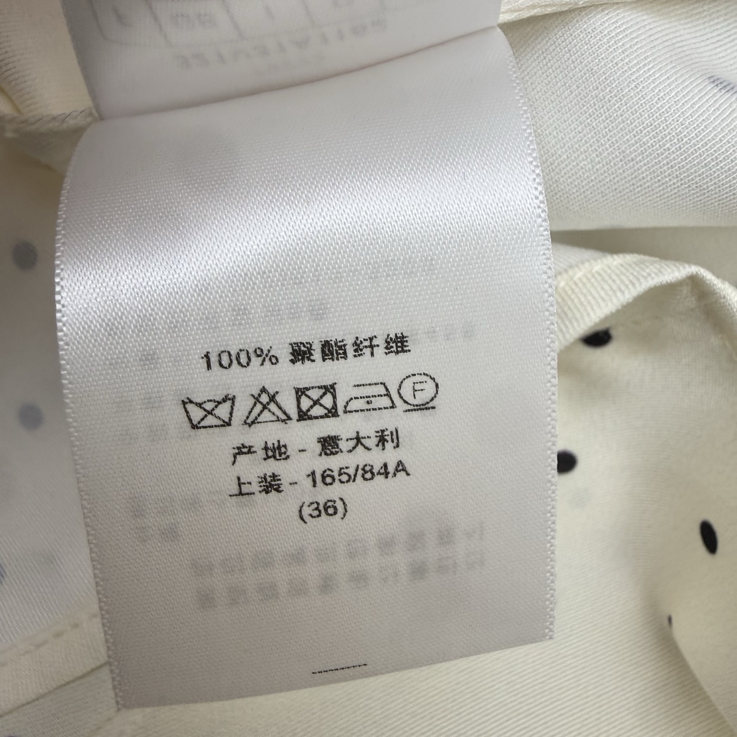 D家 26早秋新款 波点短袖上衣 顺滑垂坠的面料 衣身下摆渐变黑色波点 正面低调利落 后背深V镂空搭配撞色飘带蝴蝶结 氛