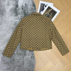 Gucc*🏠 2026早秋新款 老花提花短款外套 自带复古高级的大牌质感 简约小翻领利落大气 修饰颈部线条 满印老花提花 Gucc*🏠 2026早秋新款 老花提花短款外套 自带复古高级的大牌质感 简约小翻领利落大气 修饰颈部线条 满印老花提花