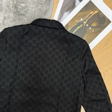 Gucc*🏠 2026早秋新款 老花提花短款外套 自带复古高级的大牌质感 简约小翻领利落大气 修饰颈部线条 满印老花提花 Gucc*🏠 2026早秋新款 老花提花短款外套 自带复古高级的大牌质感 简约小翻领利落大气 修饰颈部线条 满印老花提花