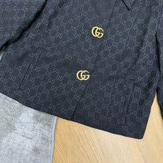 Gucc*🏠 2026早秋新款 老花提花短款外套 自带复古高级的大牌质感 简约小翻领利落大气 修饰颈部线条 满印老花提花 Gucc*🏠 2026早秋新款 老花提花短款外套 自带复古高级的大牌质感 简约小翻领利落大气 修饰颈部线条 满印老花提花