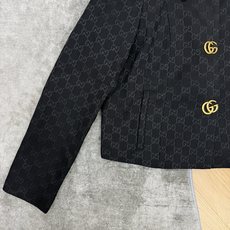 Gucc*🏠 2026早秋新款 老花提花短款外套 自带复古高级的大牌质感 简约小翻领利落大气 修饰颈部线条 满印老花提花 Gucc*🏠 2026早秋新款 老花提花短款外套 自带复古高级的大牌质感 简约小翻领利落大气 修饰颈部线条 满印老花提花