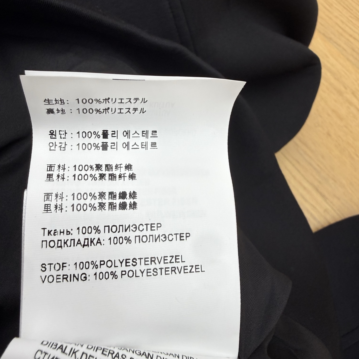 PD家 2026早秋新款 连帽开衫卫衣外套 简约利落的短款版型 很好地拉高腰线 经典三角金属标点缀胸前 辨识度满满 低调 PD家 2026早秋新款 连帽开衫卫衣外套 简约利落的短款版型 很好地拉高腰线 经典三角金属标点缀胸前 辨识度满满 低调