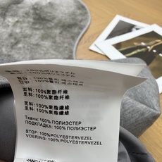 PD家 2026早秋新款 连帽开衫卫衣外套 简约利落的短款版型 很好地拉高腰线 经典三角金属标点缀胸前 辨识度满满 低调 PD家 2026早秋新款 连帽开衫卫衣外套 简约利落的短款版型 很好地拉高腰线 经典三角金属标点缀胸前 辨识度满满 低调