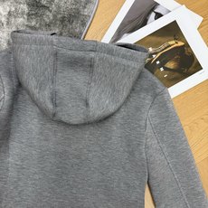 PD家 2026早秋新款 连帽开衫卫衣外套 简约利落的短款版型 很好地拉高腰线 经典三角金属标点缀胸前 辨识度满满 低调 PD家 2026早秋新款 连帽开衫卫衣外套 简约利落的短款版型 很好地拉高腰线 经典三角金属标点缀胸前 辨识度满满 低调