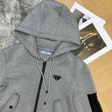 PD家 2026早秋新款 连帽开衫卫衣外套 简约利落的短款版型 很好地拉高腰线 经典三角金属标点缀胸前 辨识度满满 低调 PD家 2026早秋新款 连帽开衫卫衣外套 简约利落的短款版型 很好地拉高腰线 经典三角金属标点缀胸前 辨识度满满 低调