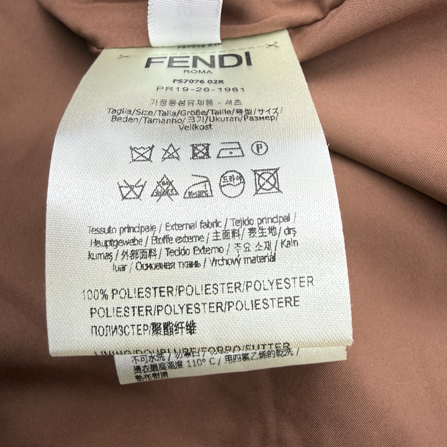 FD家*🏠 2026早秋新款 焦糖色短款连帽冲锋外套 满满的复古氛围感 温柔又大气 高级焦糖色调温柔显白 自带复古暖调质