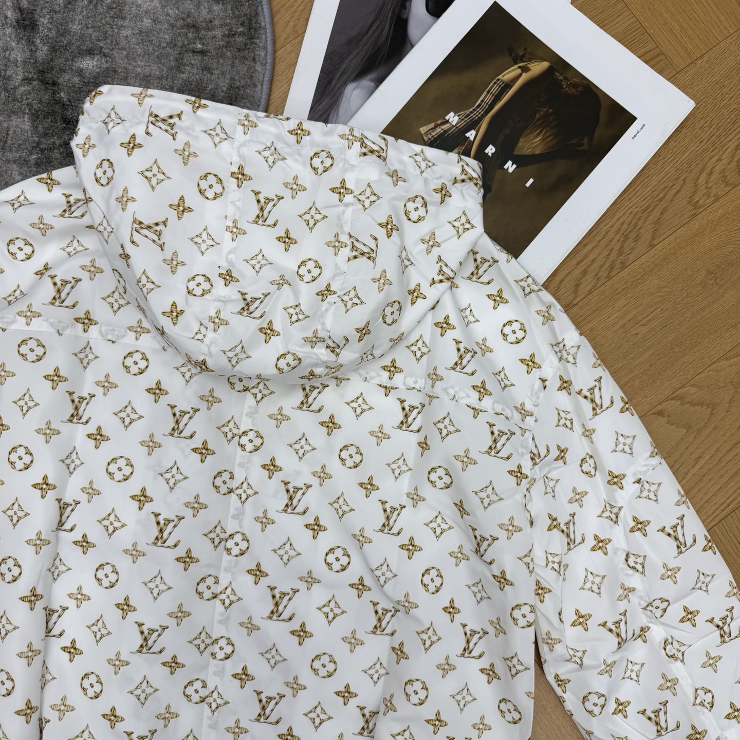 LOUISV*🏠2026早秋新款 老花连帽冲锋外套 清新干净的底色搭配金色满印老花 精致亮眼 自带高级时髦气场 宽松落肩 LOUISV*🏠2026早秋新款 老花连帽冲锋外套 清新干净的底色搭配金色满印老花 精致亮眼 自带高级时髦气场 宽松落肩