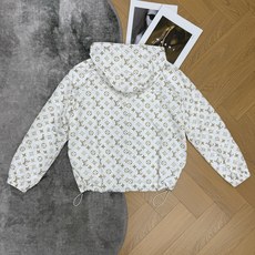 LOUISV*🏠2026早秋新款 老花连帽冲锋外套 清新干净的底色搭配金色满印老花 精致亮眼 自带高级时髦气场 宽松落肩 LOUISV*🏠2026早秋新款 老花连帽冲锋外套 清新干净的底色搭配金色满印老花 精致亮眼 自带高级时髦气场 宽松落肩