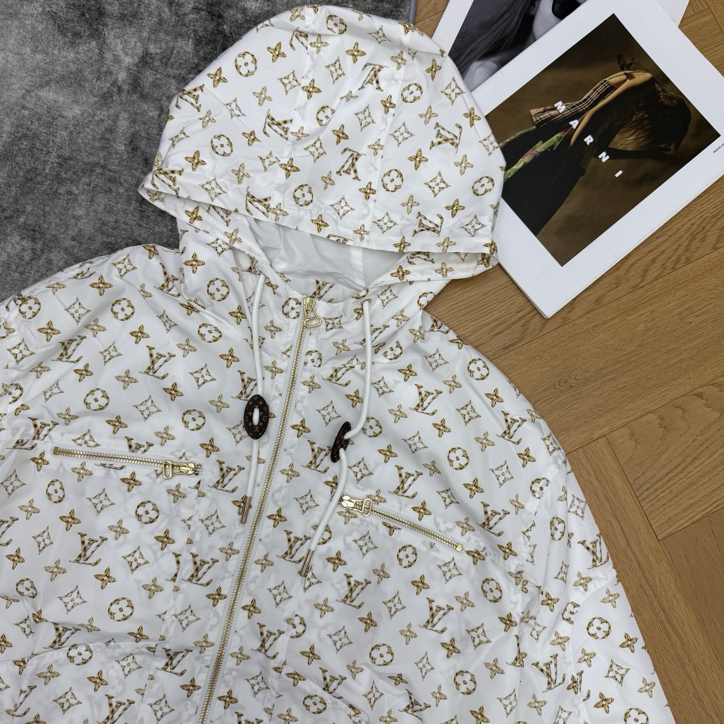 LOUISV*🏠2026早秋新款 老花连帽冲锋外套 清新干净的底色搭配金色满印老花 精致亮眼 自带高级时髦气场 宽松落肩 LOUISV*🏠2026早秋新款 老花连帽冲锋外套 清新干净的底色搭配金色满印老花 精致亮眼 自带高级时髦气场 宽松落肩