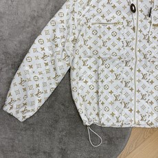 LOUISV*🏠2026早秋新款 老花连帽冲锋外套 清新干净的底色搭配金色满印老花 精致亮眼 自带高级时髦气场 宽松落肩 LOUISV*🏠2026早秋新款 老花连帽冲锋外套 清新干净的底色搭配金色满印老花 精致亮眼 自带高级时髦气场 宽松落肩