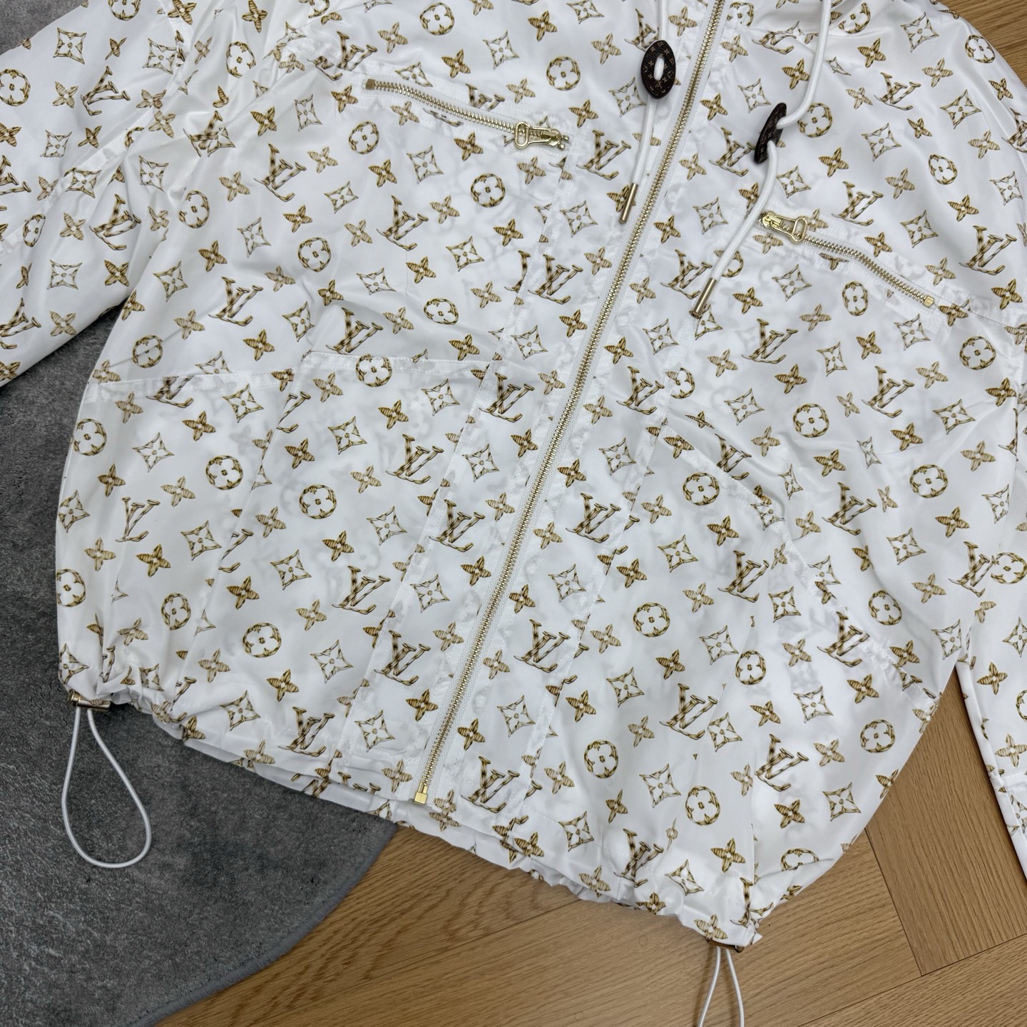 LOUISV*🏠2026早秋新款 老花连帽冲锋外套 清新干净的底色搭配金色满印老花 精致亮眼 自带高级时髦气场 宽松落肩 LOUISV*🏠2026早秋新款 老花连帽冲锋外套 清新干净的底色搭配金色满印老花 精致亮眼 自带高级时髦气场 宽松落肩