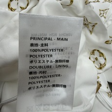 LOUISV*🏠2026早秋新款 老花连帽冲锋外套 清新干净的底色搭配金色满印老花 精致亮眼 自带高级时髦气场 宽松落肩 LOUISV*🏠2026早秋新款 老花连帽冲锋外套 清新干净的底色搭配金色满印老花 精致亮眼 自带高级时髦气场 宽松落肩