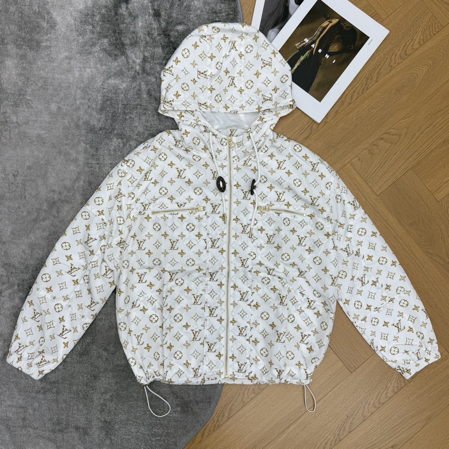 LOUISV*🏠2026早秋新款 老花连帽冲锋外套 清新干净的底色搭配金色满印老花 精致亮眼 自带高级时髦气场 宽松落肩 LOUISV*🏠2026早秋新款 老花连帽冲锋外套 清新干净的底色搭配金色满印老花 精致亮眼 自带高级时髦气场 宽松落肩