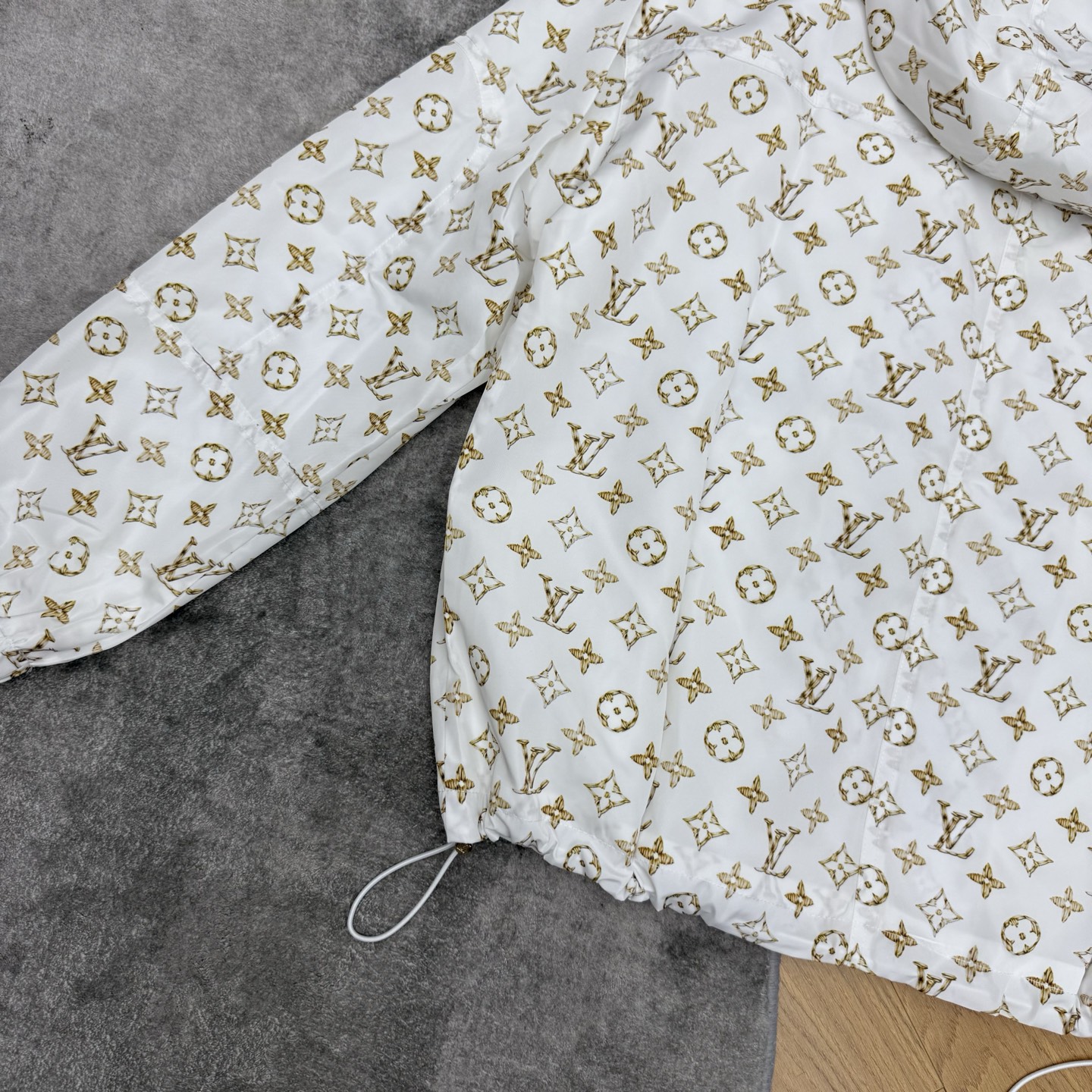 LOUISV*🏠2026早秋新款 老花连帽冲锋外套 清新干净的底色搭配金色满印老花 精致亮眼 自带高级时髦气场 宽松落肩 LOUISV*🏠2026早秋新款 老花连帽冲锋外套 清新干净的底色搭配金色满印老花 精致亮眼 自带高级时髦气场 宽松落肩