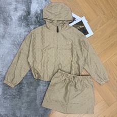 LOUISV*🏠2026早秋新款 老花休闲套装 温柔大气的卡其色系高级耐看 满幅暗纹老花低调精致 自带轻奢质感 连帽短款 LOUISV*🏠2026早秋新款 老花休闲套装 温柔大气的卡其色系高级耐看 满幅暗纹老花低调精致 自带轻奢质感 连帽短款