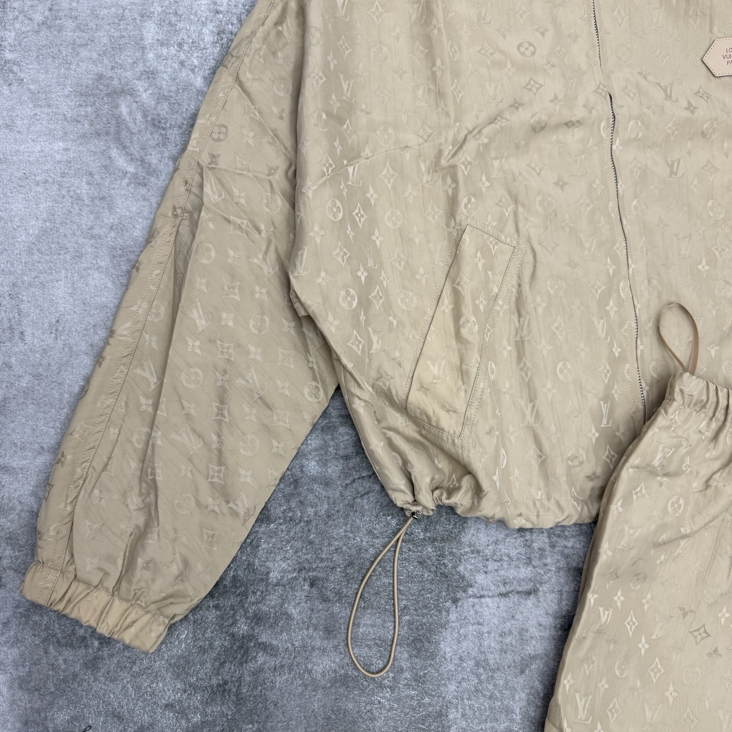 LOUISV*🏠2026早秋新款 老花休闲套装 温柔大气的卡其色系高级耐看 满幅暗纹老花低调精致 自带轻奢质感 连帽短款 LOUISV*🏠2026早秋新款 老花休闲套装 温柔大气的卡其色系高级耐看 满幅暗纹老花低调精致 自带轻奢质感 连帽短款