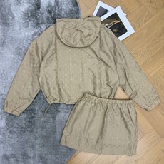 LOUISV*🏠2026早秋新款 老花休闲套装 温柔大气的卡其色系高级耐看 满幅暗纹老花低调精致 自带轻奢质感 连帽短款 LOUISV*🏠2026早秋新款 老花休闲套装 温柔大气的卡其色系高级耐看 满幅暗纹老花低调精致 自带轻奢质感 连帽短款