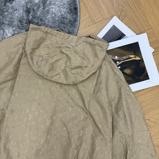 LOUISV*🏠2026早秋新款 老花休闲套装 温柔大气的卡其色系高级耐看 满幅暗纹老花低调精致 自带轻奢质感 连帽短款 LOUISV*🏠2026早秋新款 老花休闲套装 温柔大气的卡其色系高级耐看 满幅暗纹老花低调精致 自带轻奢质感 连帽短款