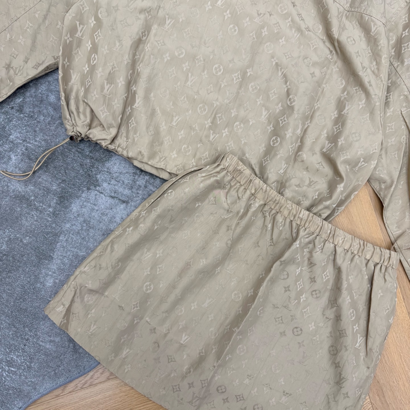 LOUISV*🏠2026早秋新款 老花休闲套装 温柔大气的卡其色系高级耐看 满幅暗纹老花低调精致 自带轻奢质感 连帽短款 LOUISV*🏠2026早秋新款 老花休闲套装 温柔大气的卡其色系高级耐看 满幅暗纹老花低调精致 自带轻奢质感 连帽短款