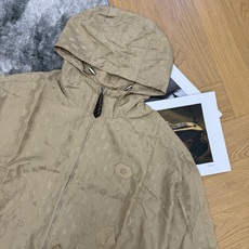 LOUISV*🏠2026早秋新款 老花休闲套装 温柔大气的卡其色系高级耐看 满幅暗纹老花低调精致 自带轻奢质感 连帽短款 LOUISV*🏠2026早秋新款 老花休闲套装 温柔大气的卡其色系高级耐看 满幅暗纹老花低调精致 自带轻奢质感 连帽短款